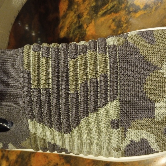 Blondo Slip on Sneakers - Picture 4 of 6